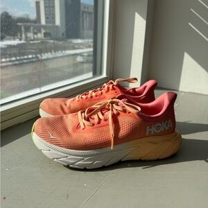 Hoka Arahi 7 in Papaya/Coral